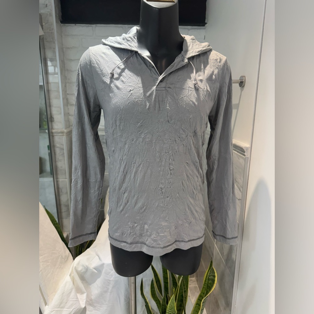 Tristan summer Hooded Long Sleeve sweater in crinkled fabric .